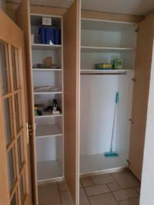 Armoire devant toilettes visiteurs