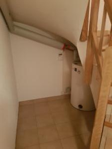 Cave coin rangement sous escalier
